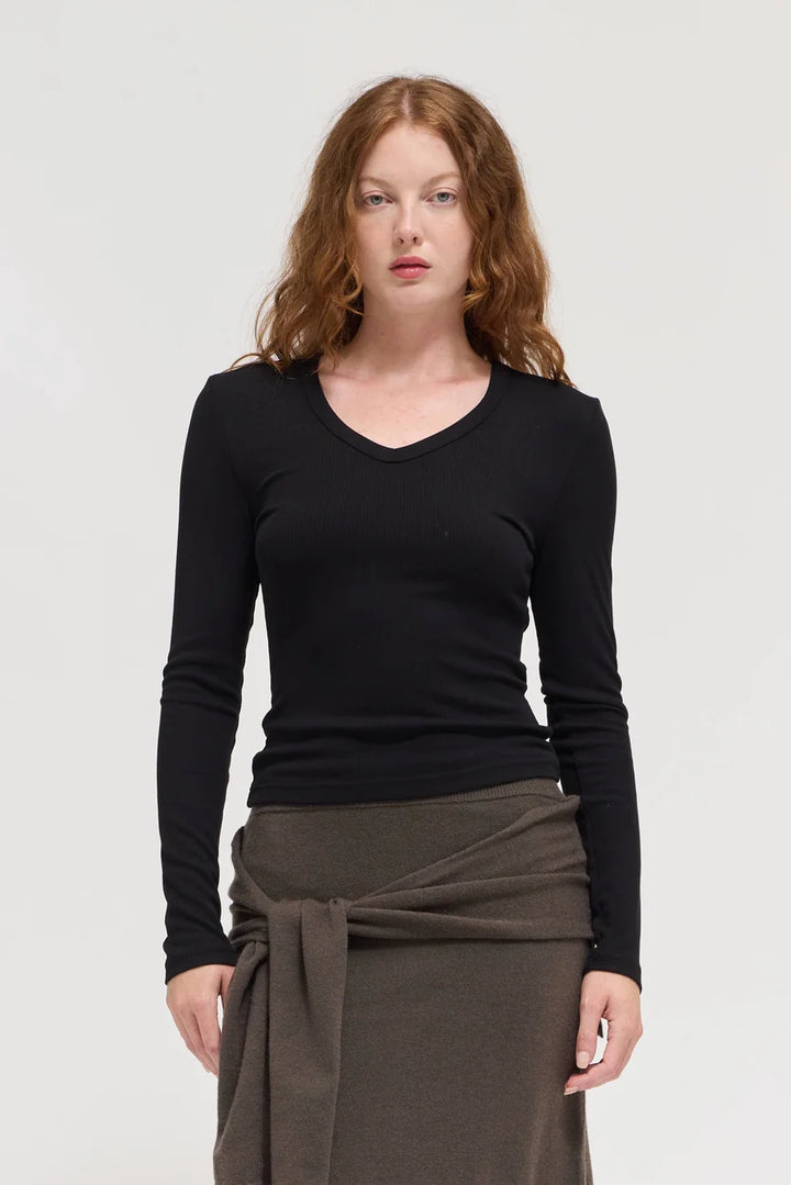 Round V-Neck Long Sleeve Tee in Black